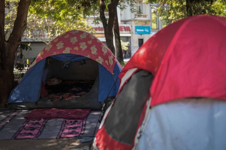 “Sé que en cualquier momento salgo de aquí”: Los testimonios de las personas que viven en carpas en el centro de Santiago