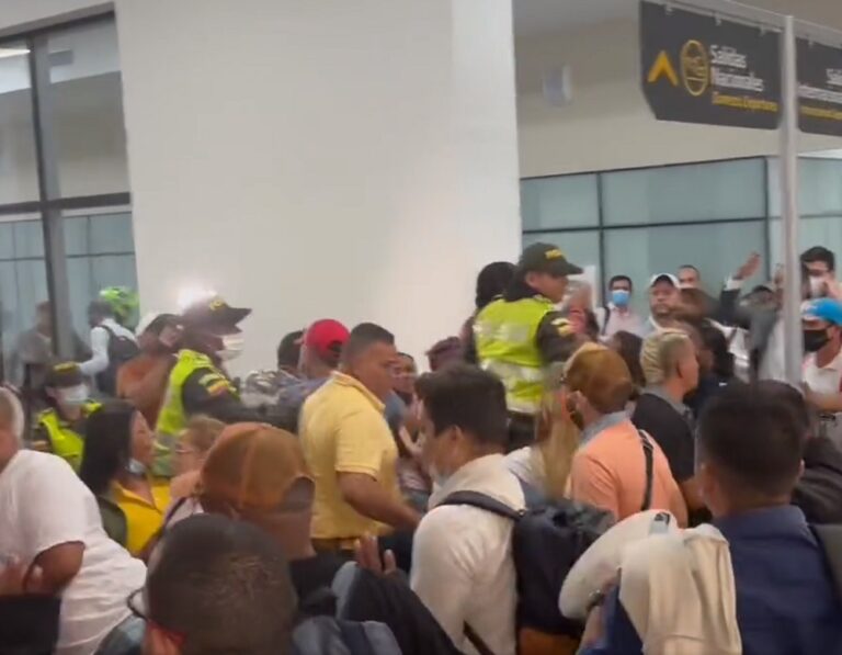 Caos e incertidumbre en aeropuertos de Colombia tras cierre de Viva Air: Miles de pasajeros están afectados