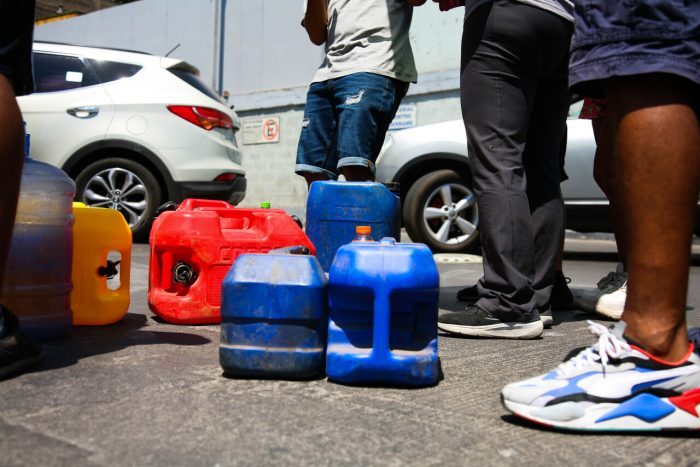 Venta de combustible en bidones solo será posible con salvoconducto de Carabineros para regiones en alerta