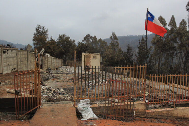 Alcaldesa denuncia que “no ha llegado ninguna vivienda de emergencia” a Tomé: “Hay familias viviendo en carpas
