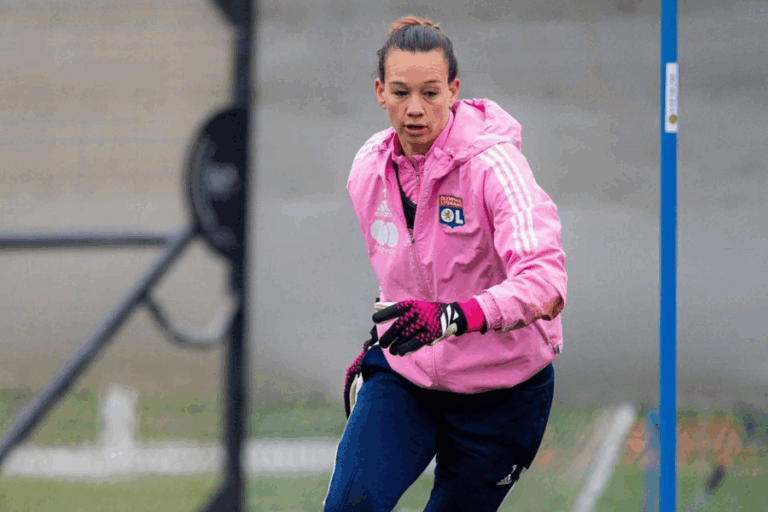 Tiane Endler tapó todo pero no pudo evitar eliminación del Lyon en Champions