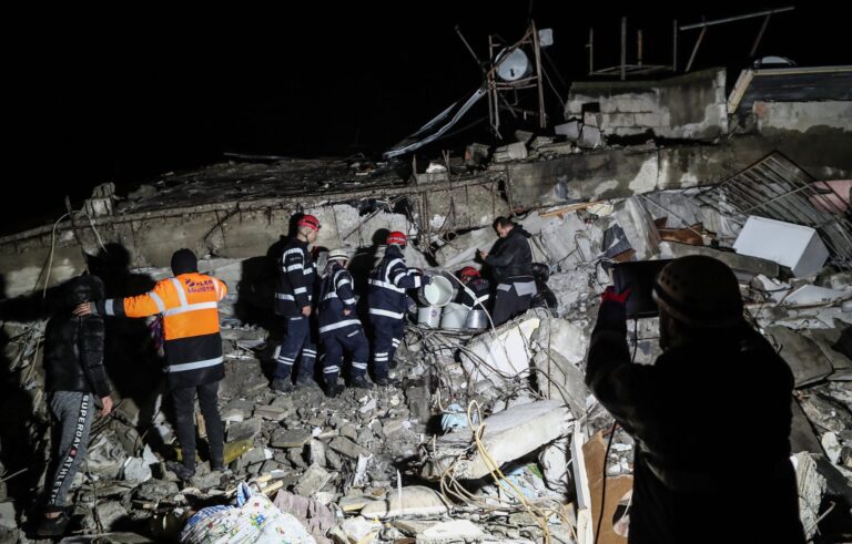 Niña protegió a su hermano durante 36 horas hasta que fueron rescatados después del terremoto en Siria