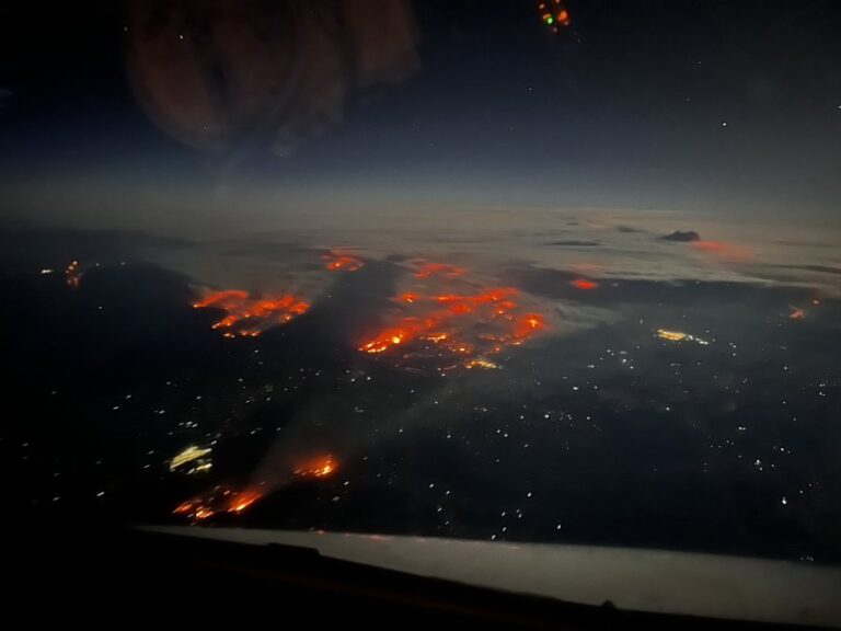 Piloto publica impactantes imágenes de los incendios forestales desde el cielo de Temuco