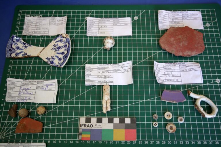 Hallan restos arqueológicos del siglo XIX y XX en construcción de Línea 7 del Metro de Santiago