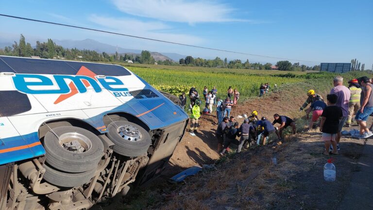 Volcamiento de bus en cercanías a sector de Peor es Nada deja al menos un muerto