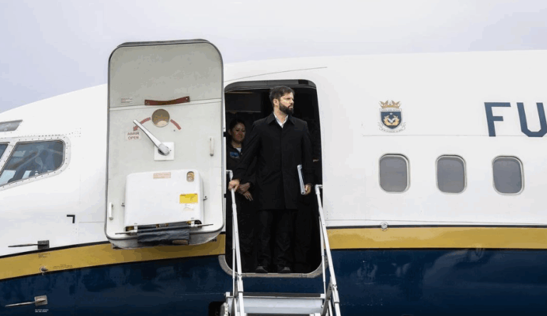 Boric gastó más de mil millones en giras por el extranjero: Fueron menos costosas que las realizadas en el primer gobierno de Piñera