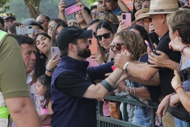 Incendios forestales: Presidente Boric llega a Quillón para reunirse con autoridades y personas afectadas