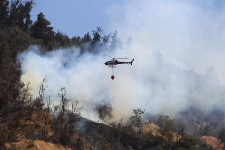 Incendio forestal que afecta a la ladera sur del Cerro San Cristóbal está controlado