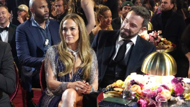 Lector de labios revela qué le habría dicho Jennifer Lopez a Ben Affleck durante incómodo intercambio en los Grammy