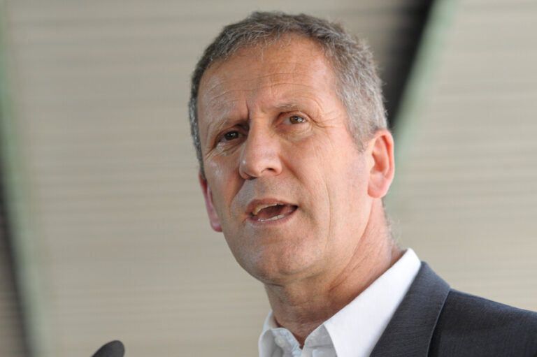 Gobierno designa a ministro Muñoz para buscar soluciones al paro en Puerto Coronel