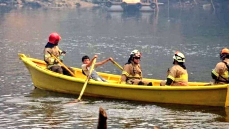 Niño de 13 años transportó en barcaza a equipo de Bomberos para combatir incendios forestales
