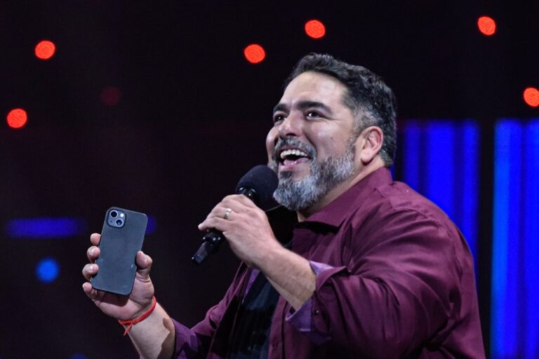 “Es verdad lo que dijo”: Sitio web de DJ School Chile colapsó tras chiste de Rodrigo Villegas en Viña 2023