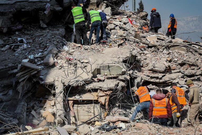 El número de muertos por el terremoto supera los 33 mil en Turquía y Siria