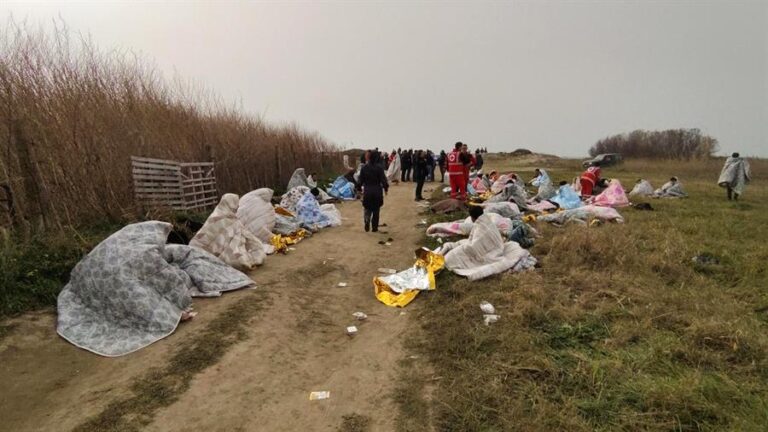 Elevan a 60 muertos y 80 sobrevivientes por naufragio en Italia: Embarcación transportaba a más de 200 migrantes