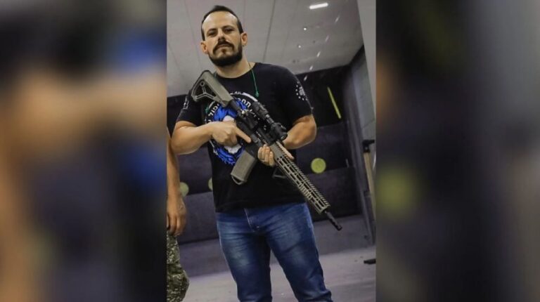 Hombre muere en extraño accidente tras llevar una pistola cargada a una resonancia magnética