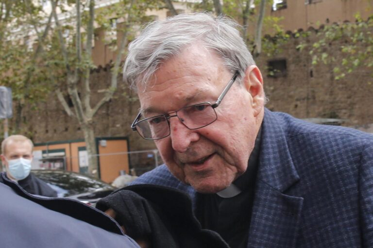 Intervenciones contra la pederastia marcaron el funeral del cardenal George Pell