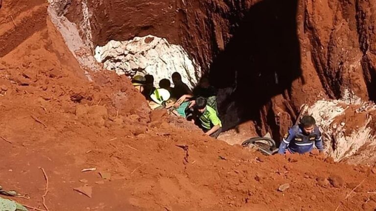 Rescatan con vida a una bebé de 19 meses tras caer en un pozo de 10 metros