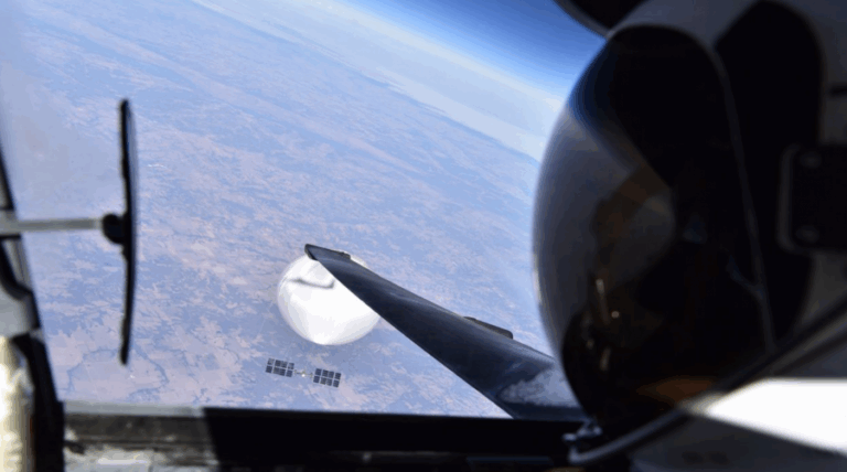 El Pentágono publica selfie de un piloto con el globo espía de China en el aire