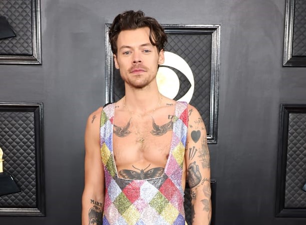Look de la semana: Harry Styles en la alfombra roja de los Grammy canalizó el 'clowncore'