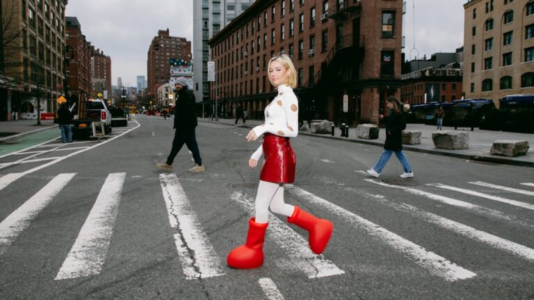 Look de la semana: Con estas grandes botas rojas, la moda está entrando en su era tonta