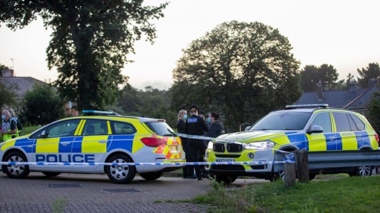 Dos jóvenes de 15 años son acusados de asesinar a adolescente transgénero en Inglaterra
