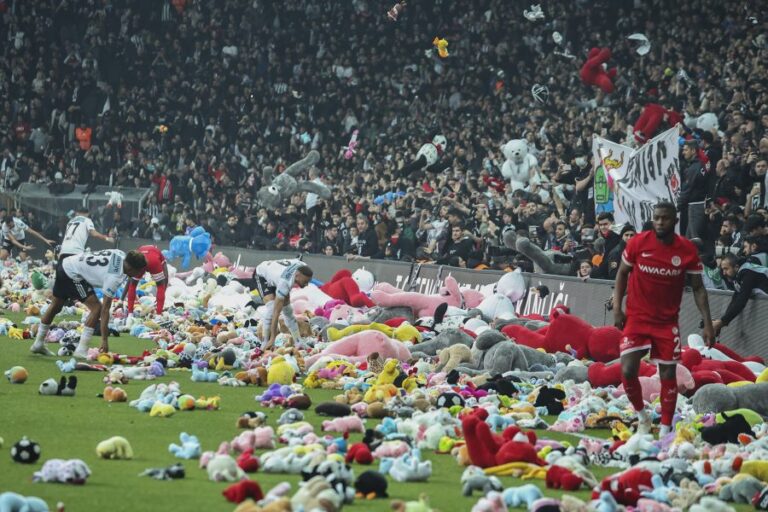 Fútbol turco: Fanáticos lanzan a la cancha cientos de peluches para los niños afectados por el terremoto