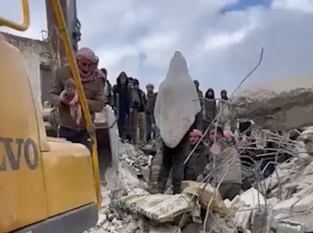 Mujer dio a luz mientras estaba enterrada en los escombros por el terremoto en Siria