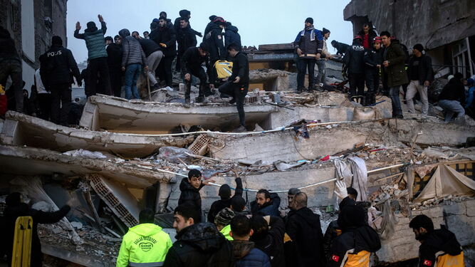 Cifra de muertos tras terremoto magnitud 7,8 asciende a 19.400: Más de 16.100 son de Turquía