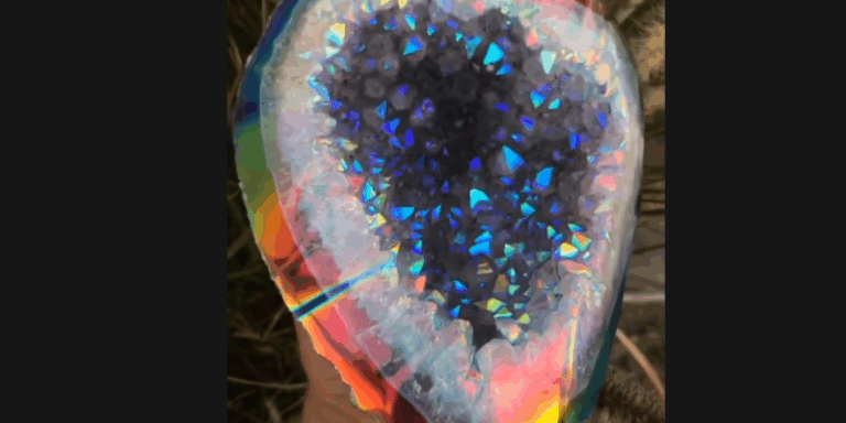 Geodas de arcoíris, una fascinante combinación de colores en la palma de tu mano
