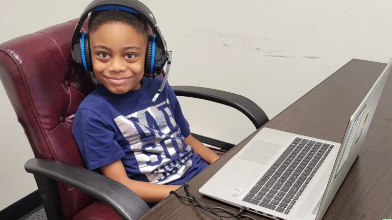 Niño terminó el colegio con 9 años: Ahora quiere ser astrofísico para estudiar agujeros negros y supernovas