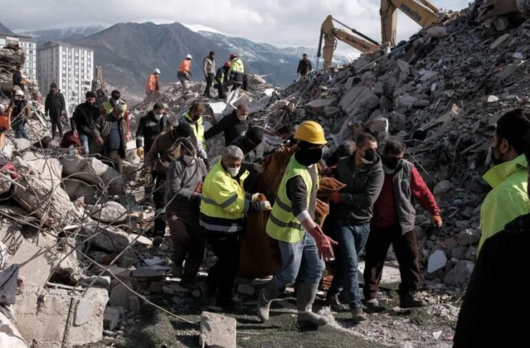 Niña de 4 años murió dos días después de ser rescatada tras el terremoto en Turquía: Critican operativo