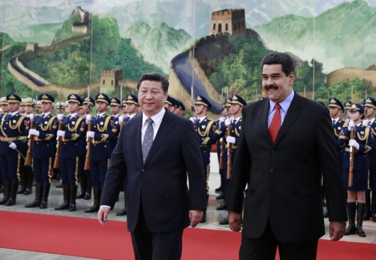 Maduro se comprometió con China a construir una 