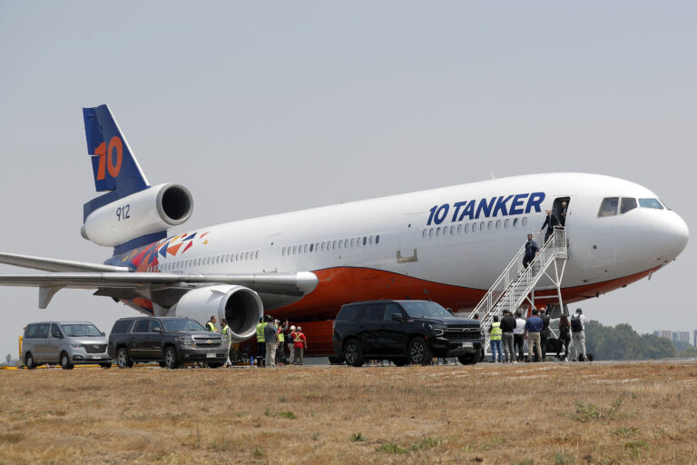 Adiós Ten Tanker: La aeronave abandona Chile tras combatir incendios en 28 días de operación