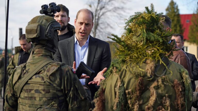 El príncipe William visitó de sorpresa a las tropas cerca de la frontera entre Ucrania y Polonia