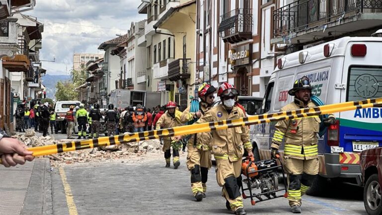 Reportan 14 fallecidos y 446 heridos tras sismo de gran magnitud en Ecuador