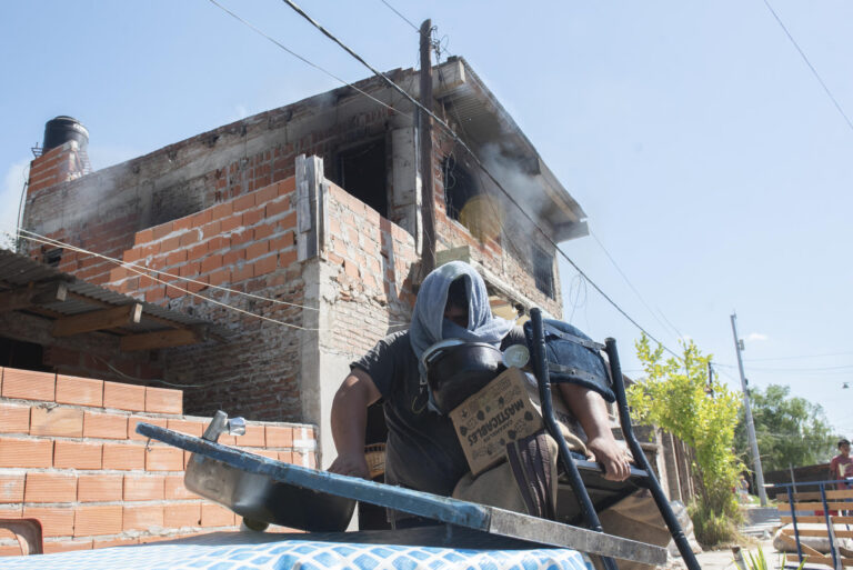 Saquean y destruyen casa de narcotraficante acusado del asesinato de un niño de 11 años en Argentina