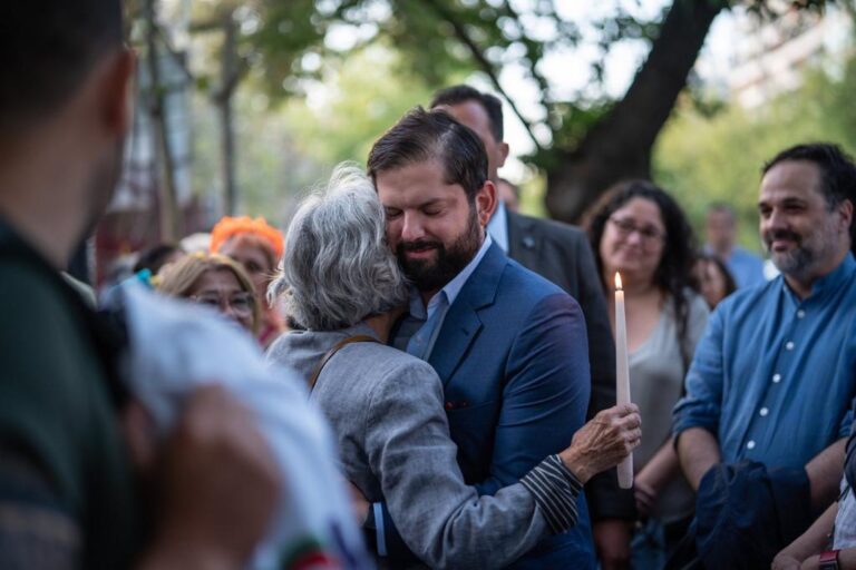 Presidente Boric visitó memorial de víctimas del Caso Degollados