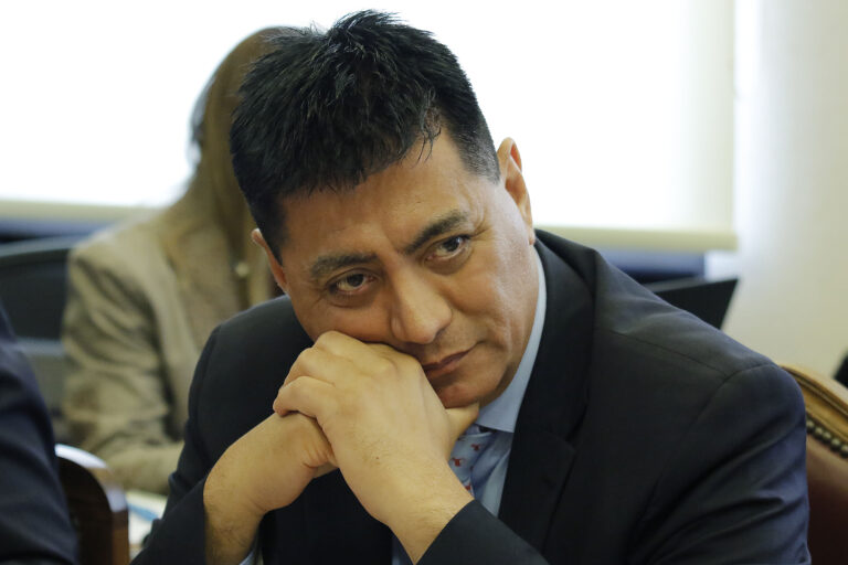 Trabajadora del Congreso denunció al diputado Enrique Lee por acoso sexual y laboral