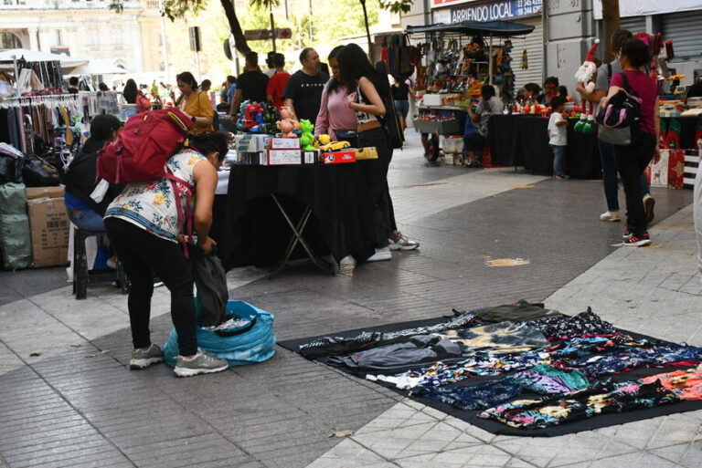 Justicia ordena a municipio de Santiago crear mesa de trabajo para erradicar el comercio ambulante del Paseo Ahumada
