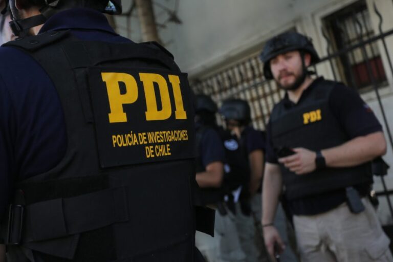 Desalojan a extranjeros por toma ilegal de departamentos en Talca: Hay 16 detenidos