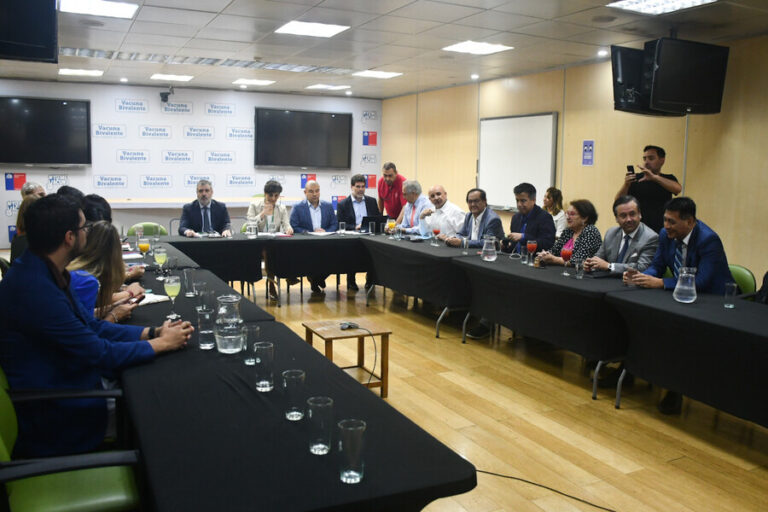 Isapres tendrían que devolver hasta US$1.400 millones a afiliados tras fallo de la Suprema, según estimaciones del Gobierno