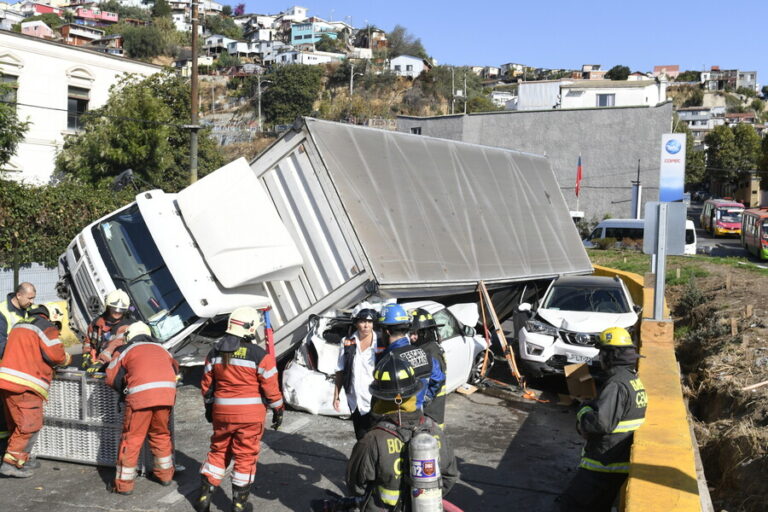 Camión volcó en Valparaíso y provocó accidente de tránsito: Se registran 11 personas lesionadas