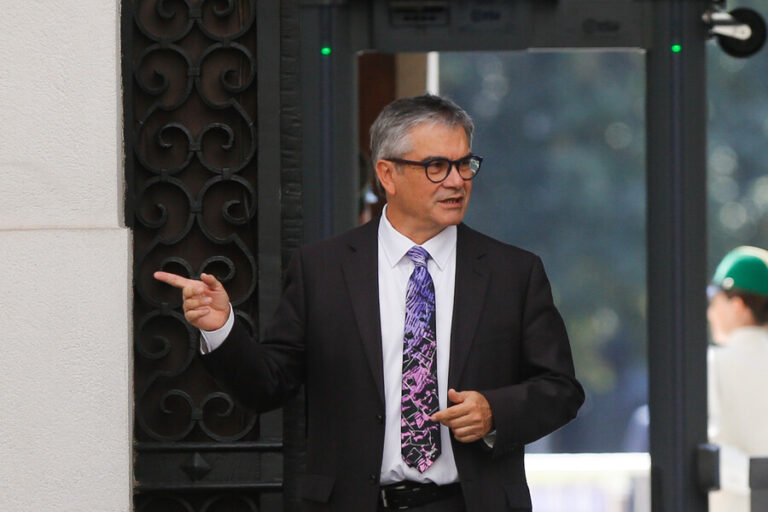 Ministro Marcel sorprende al llegar sin barba a La Moneda: 