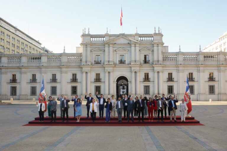 Presidente Boric se toma la primera foto oficial con ministros tras segundo cambio de gabinete