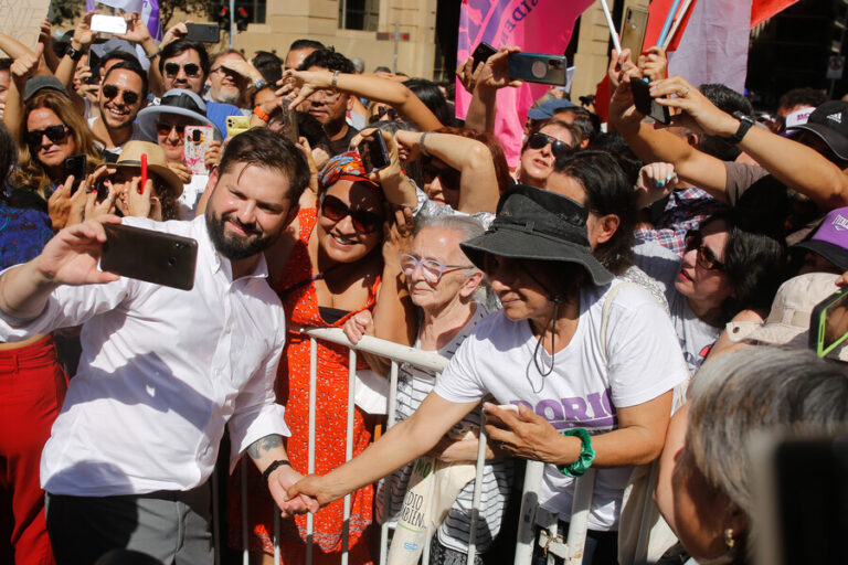 Tras cumplir un año de Gobierno: Presidente Boric y sus ministros saludaron a adherentes en frontis de La Moneda