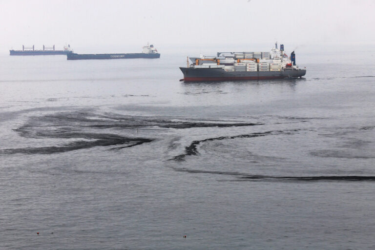Mancha oscura afecta bahía de Valparaíso: Gobernación marítima descartó presencia de combustible en el mar