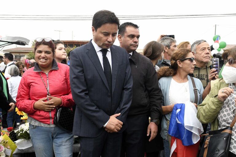 Alcalde Carter visitó unidad policial a la que pertenecía la sargento Olivares en Quilpué
