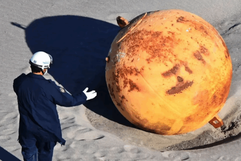 Revelan qué era la bola gigante de metal que apareció en playa de Japón