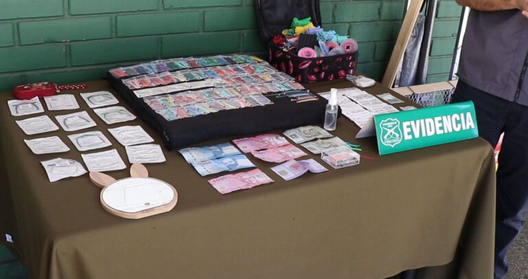 Vendedor ambulante que instalaba brackets en Estación Central fue detenido y quedó con sumario sanitario