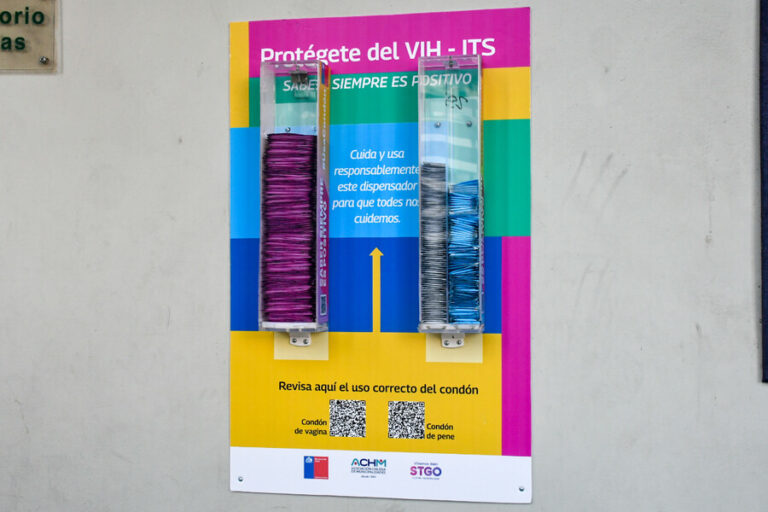 Instalan dispensadores de condones en 11 liceos de Santiago
